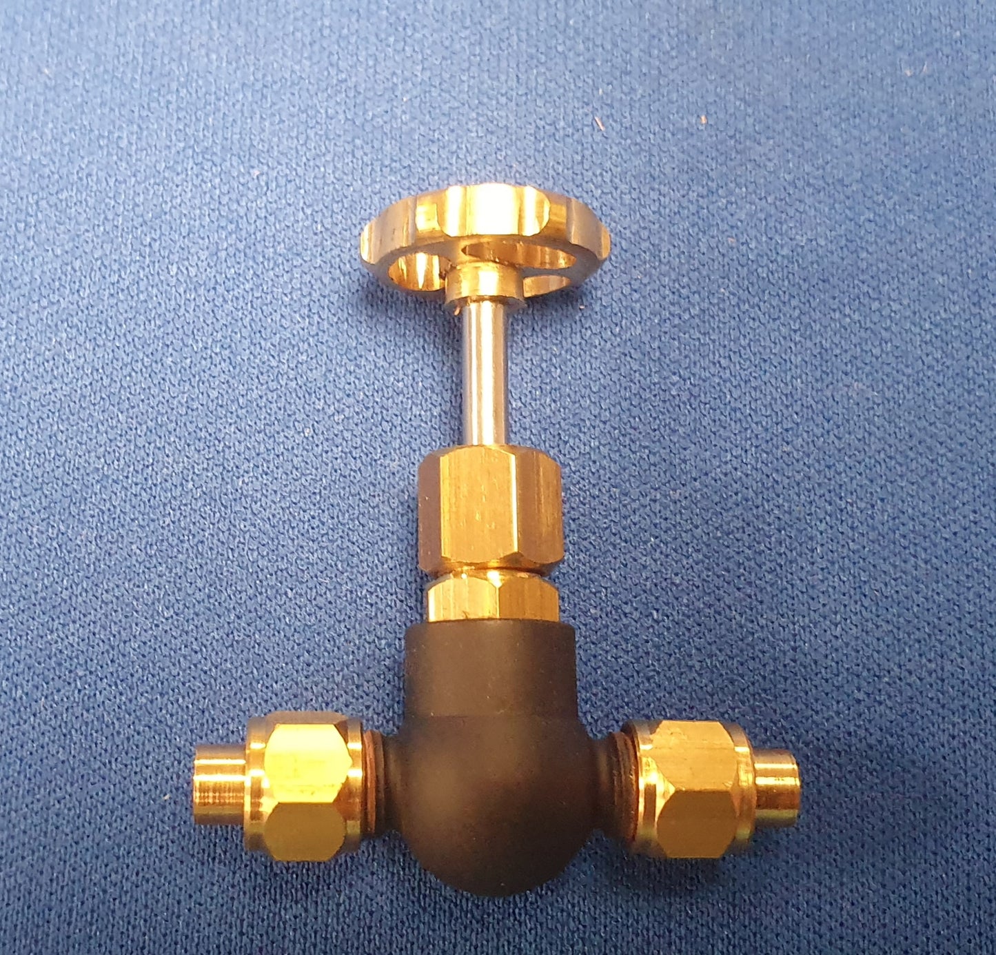 Tony Green Steam Fittings : 1/8" X 40 tpi Globe Valve 120 Degree G205
