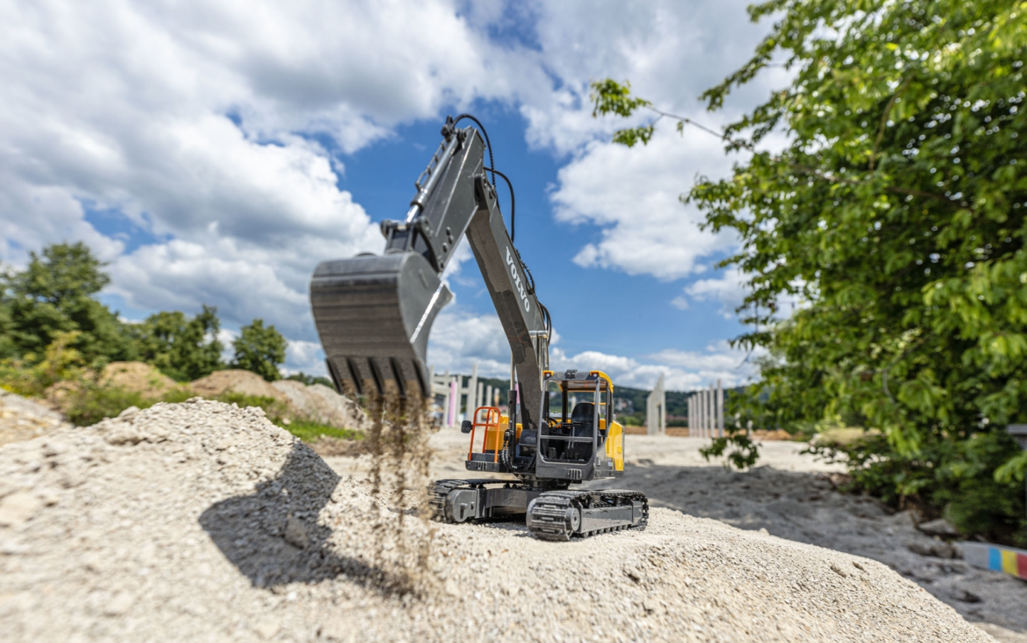 Carson 1/16th Scale RC Volvo Excavator