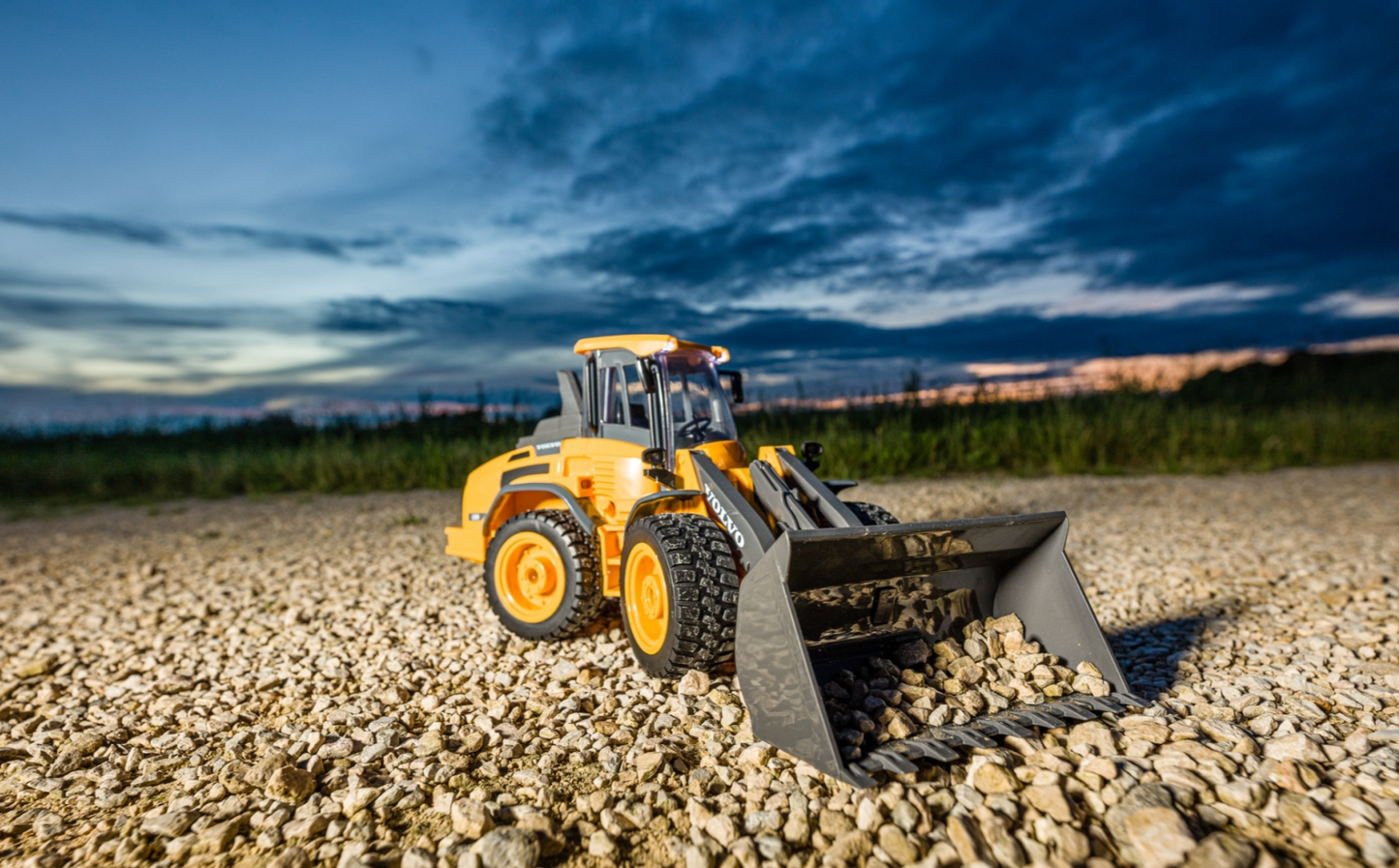 Carson 1/16th Scale RC Volvo Wheeled Loader