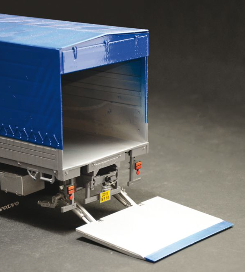 Italeri 1/24 VOLVO F16 Globetrotter Canvas Truck with Elevator - 3945