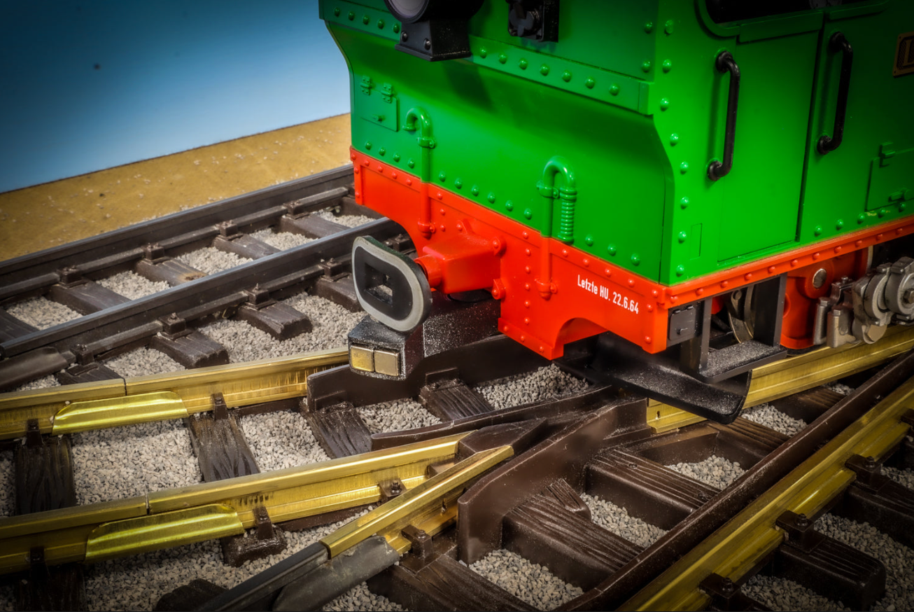 Malcs Models G Scale Narrow Pivoting Magnetic Couplings for Screw Mounts (1 Pair)