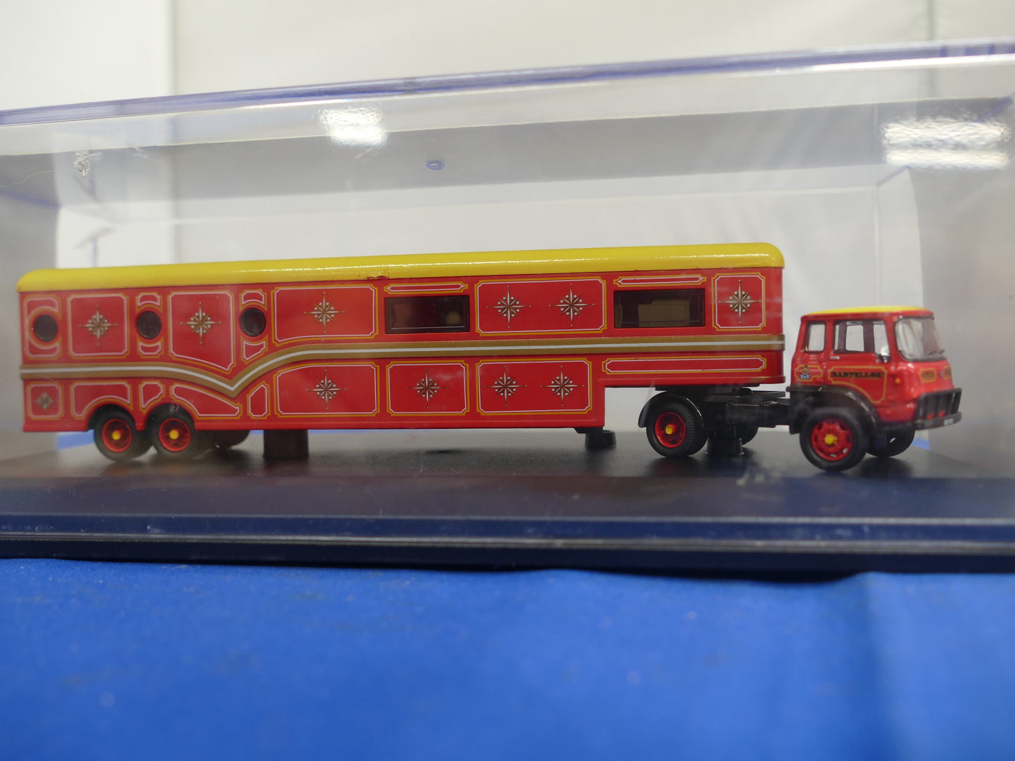 Hornby R7044 Bartellos Bedford Caravan (Used)