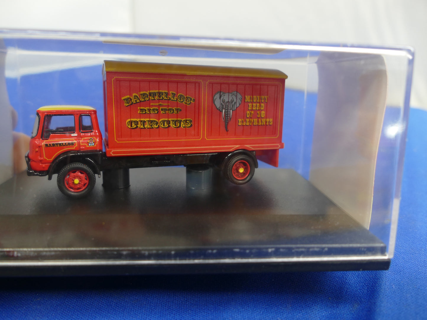 Hornby R7038 Bartellos Bedford TK LWB Rigid (Used)