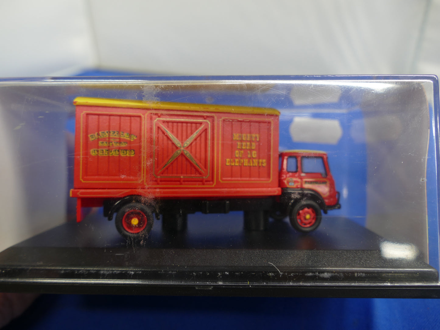 Hornby R7038 Bartellos Bedford TK LWB Rigid (Used)