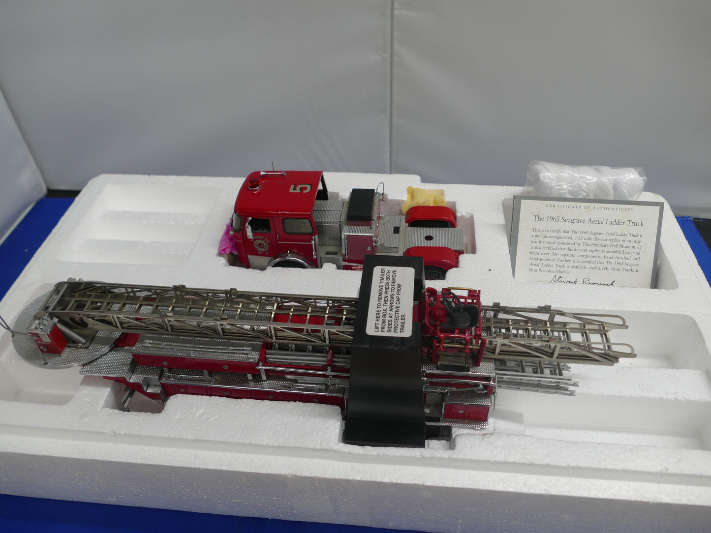 Franklin Mint - 1965 Seagrave Aerial Ladder Truck