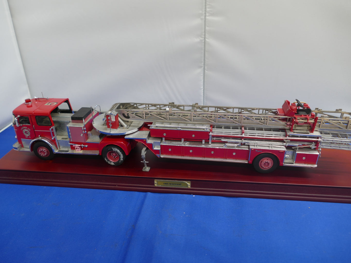 Franklin Mint - 1965 Seagrave Aerial Ladder Truck