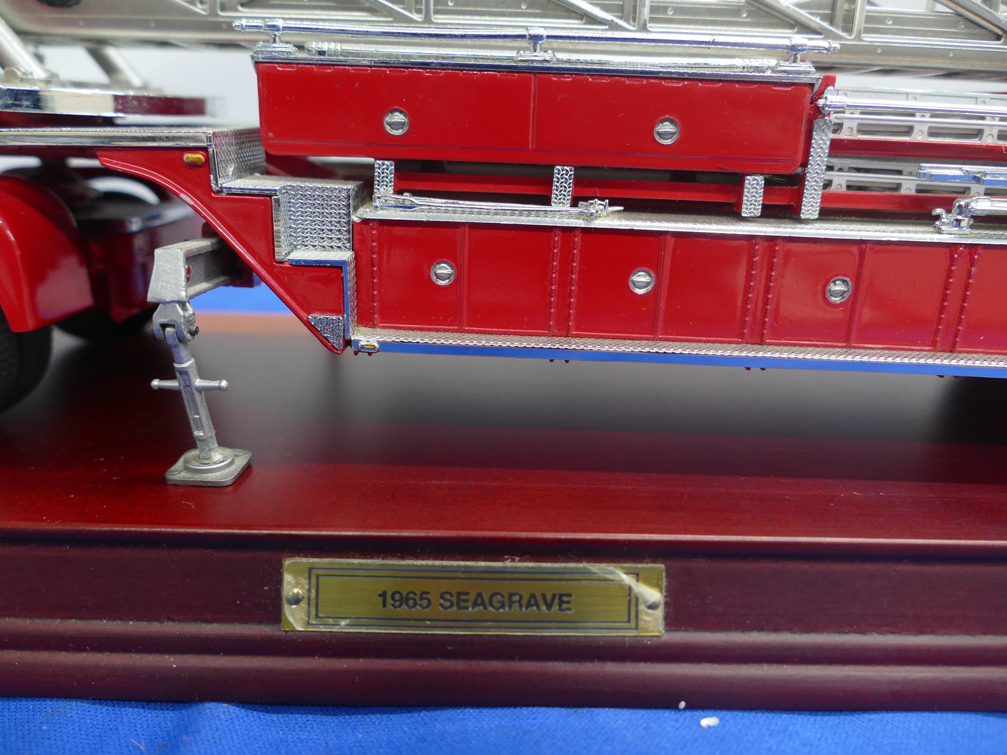 Franklin Mint - 1965 Seagrave Aerial Ladder Truck