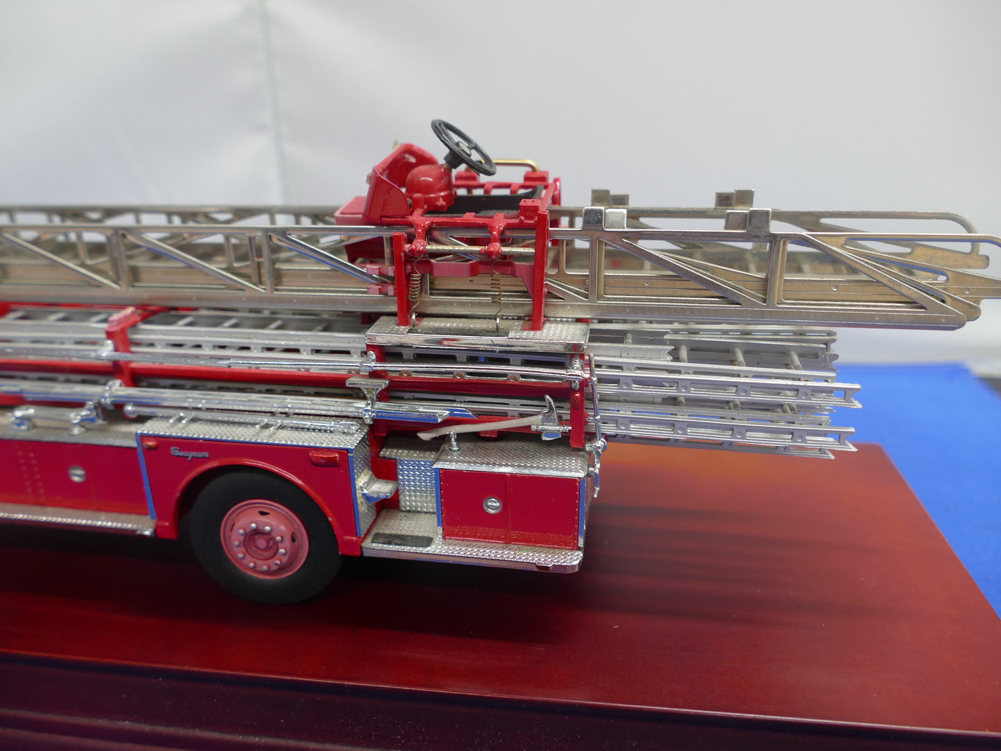 Franklin Mint - 1965 Seagrave Aerial Ladder Truck