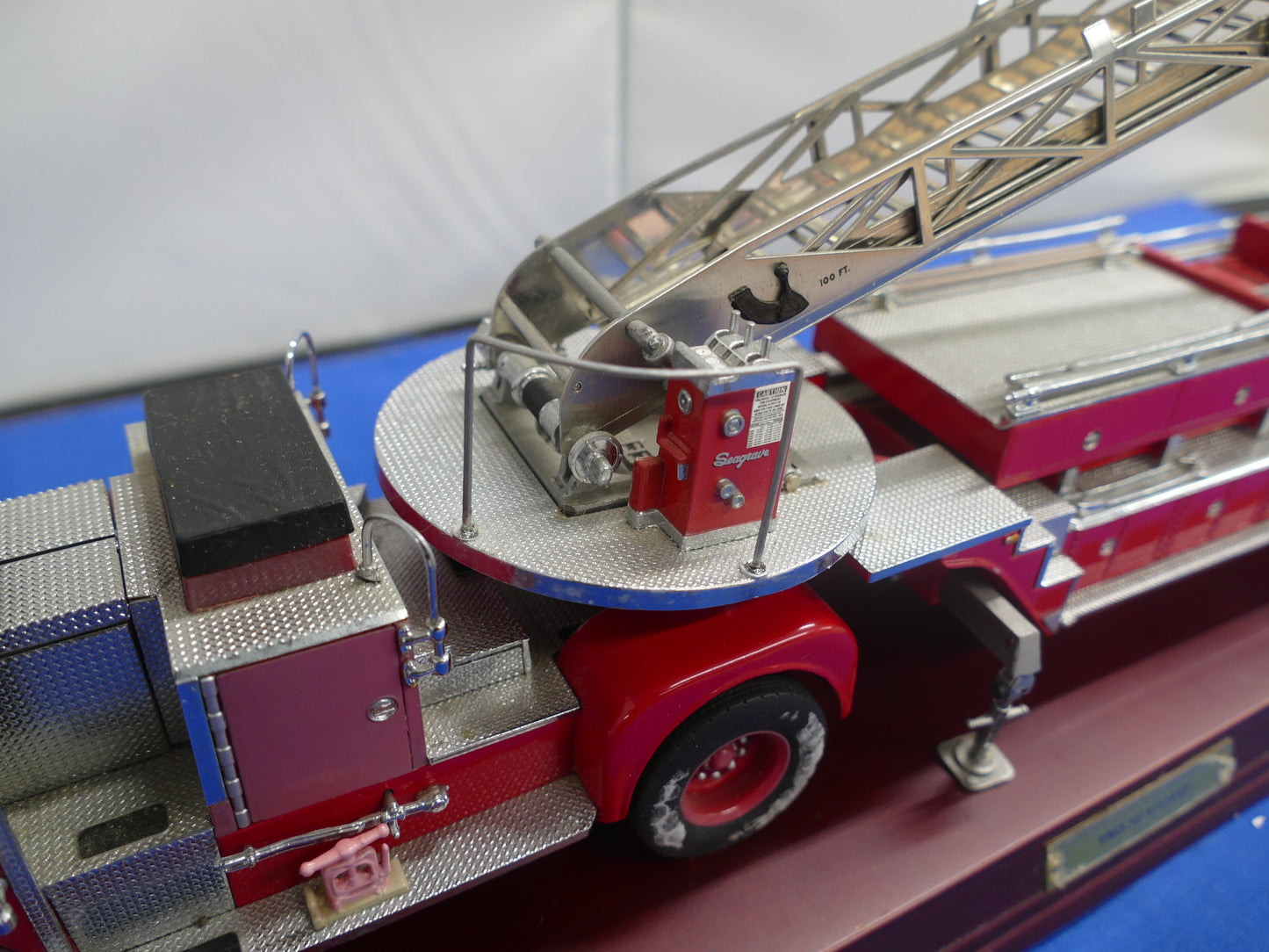 Franklin Mint - 1965 Seagrave Aerial Ladder Truck
