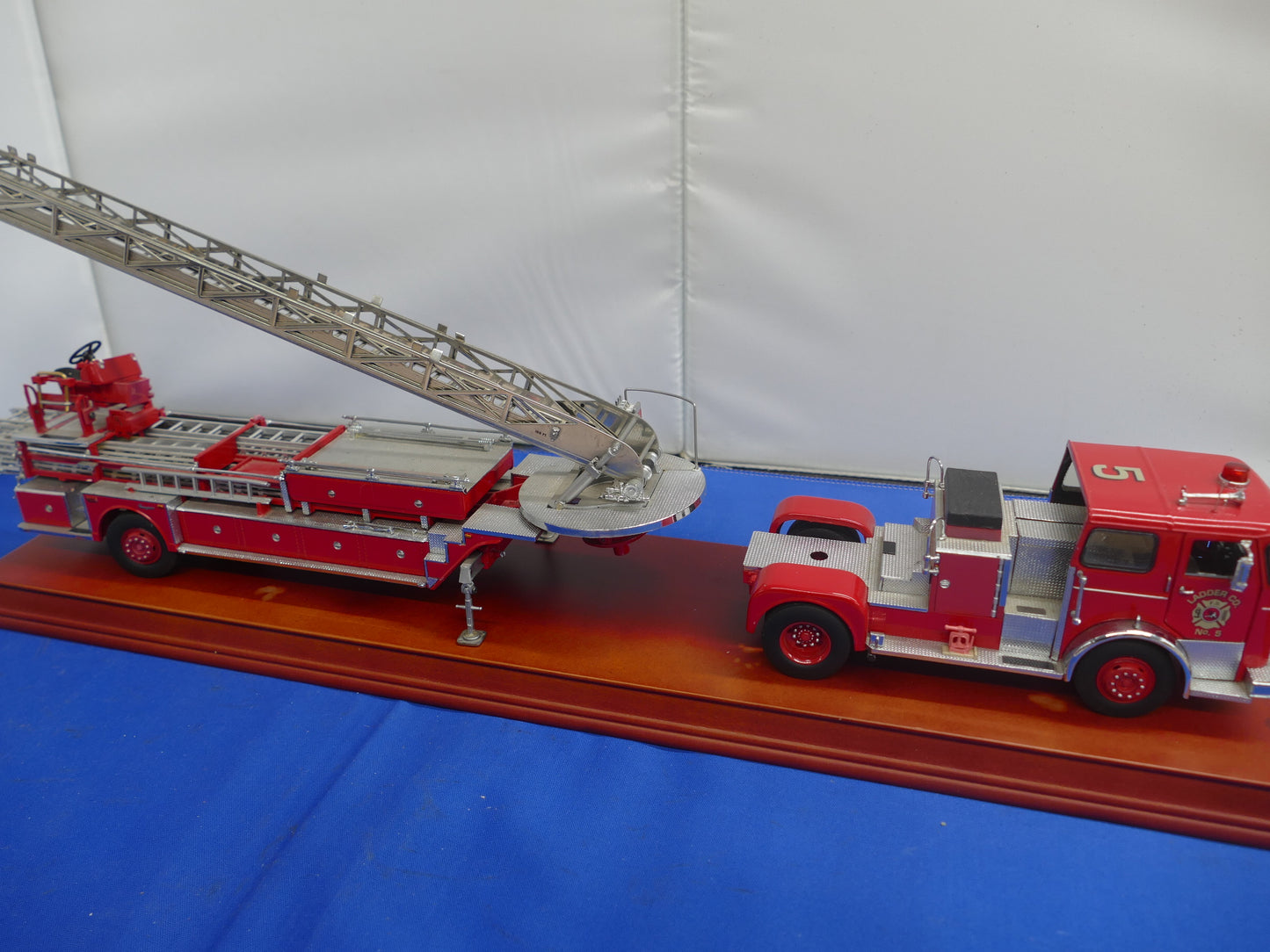Franklin Mint - 1965 Seagrave Aerial Ladder Truck