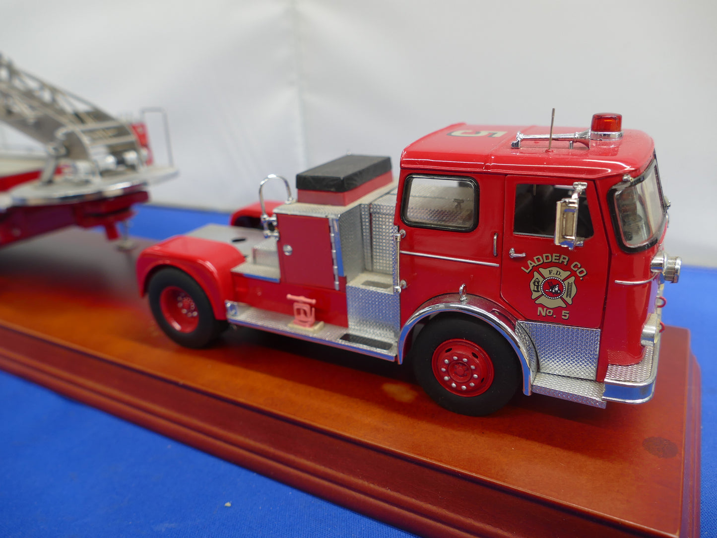 Franklin Mint - 1965 Seagrave Aerial Ladder Truck