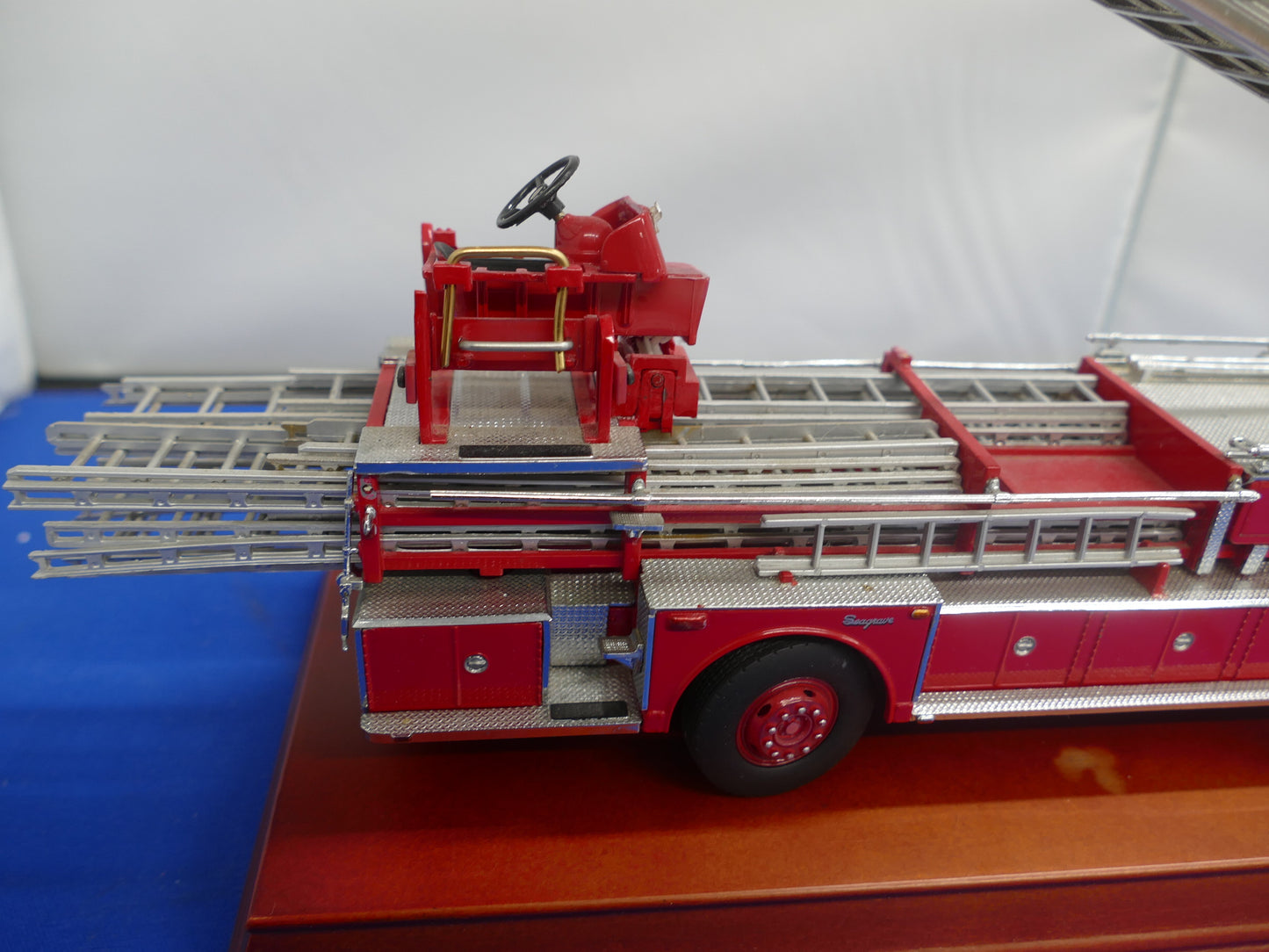Franklin Mint - 1965 Seagrave Aerial Ladder Truck