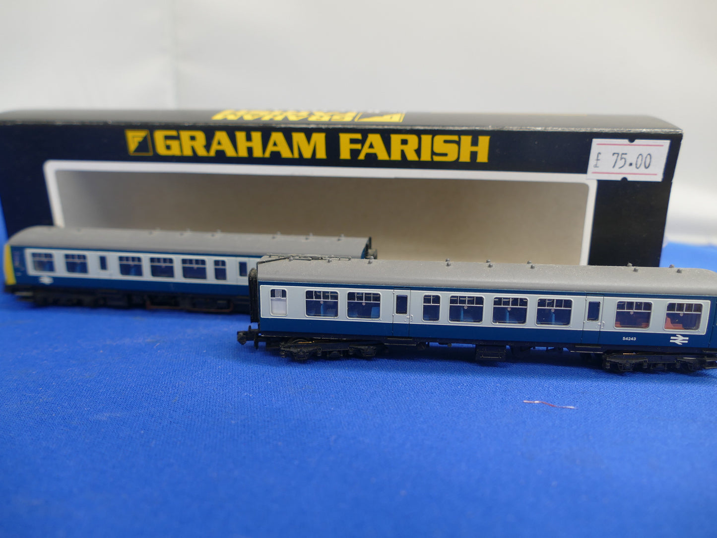Graham Farish 371-877. N Gauge Class 108 2 car DMU 53959/54243 in BR blue & grey livery.