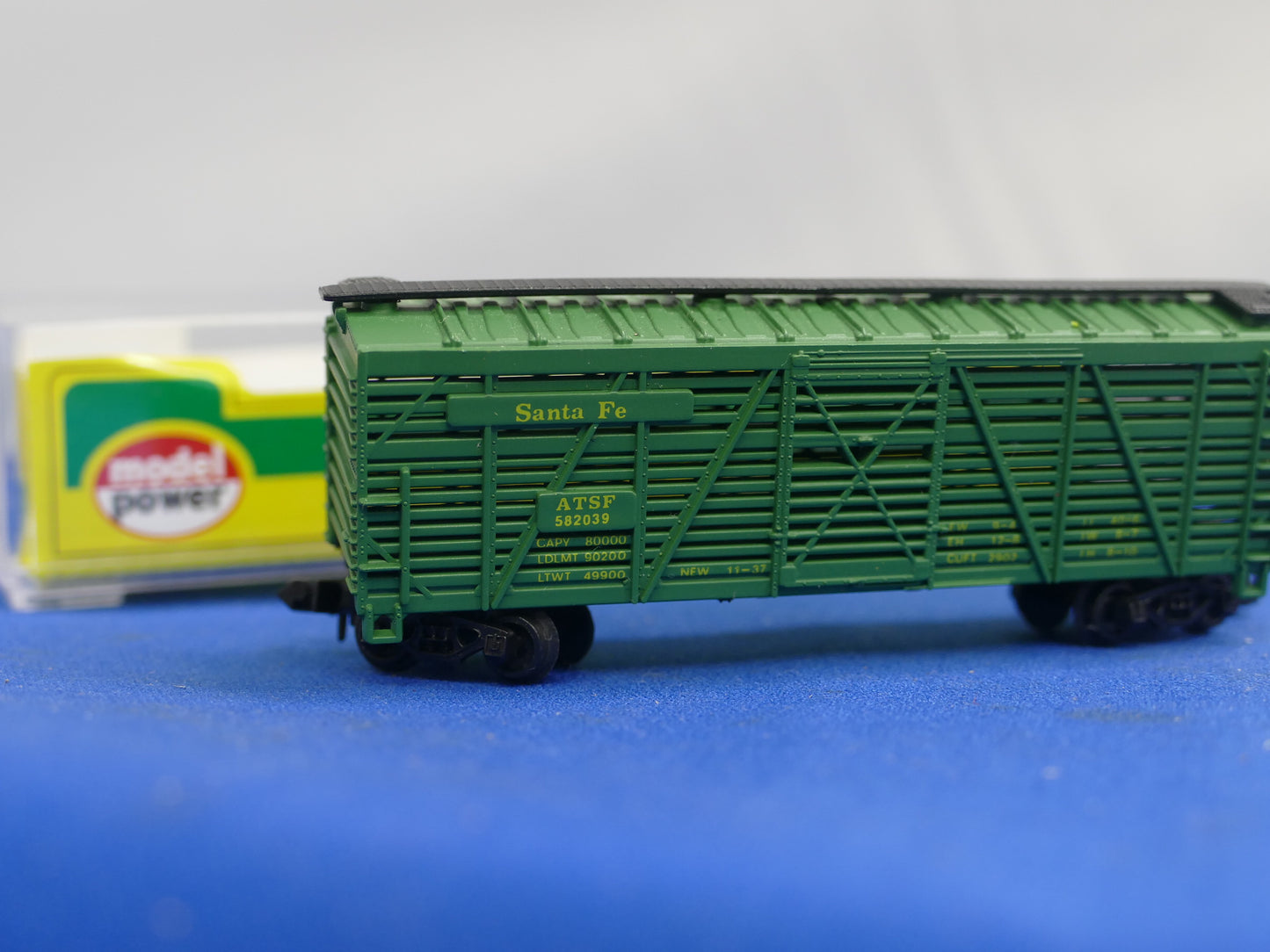 Model Power N Gauge Santa Fe Reefer (used)