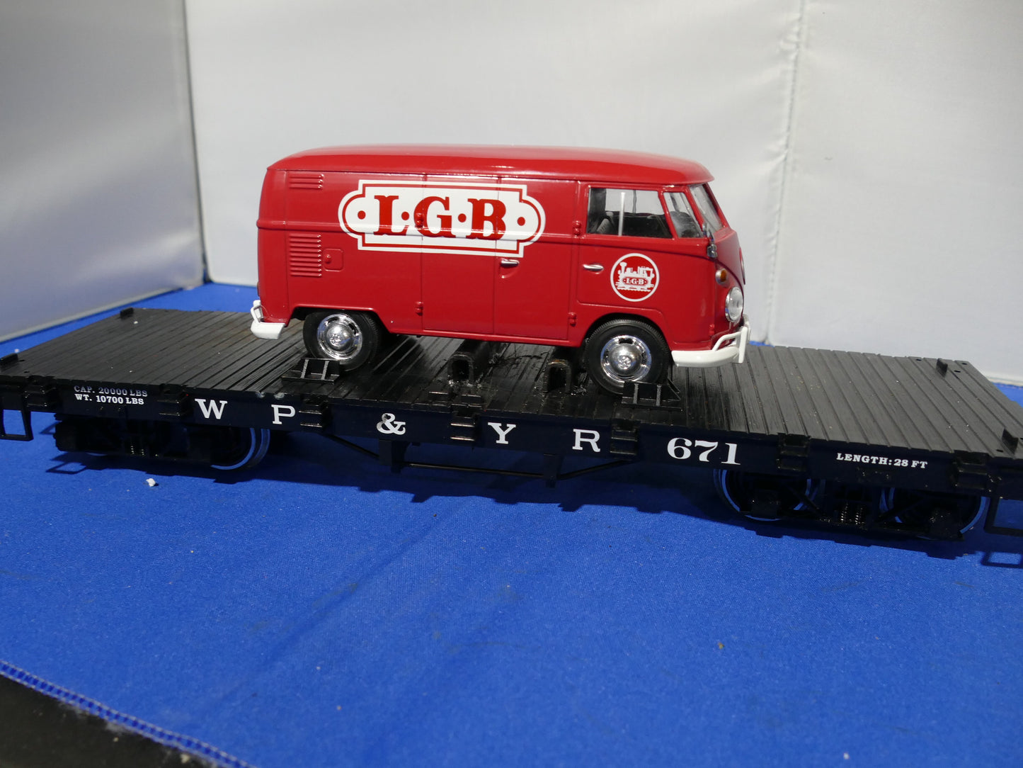 LGB 40597 Flat Wagon with LGB VW Van (used)