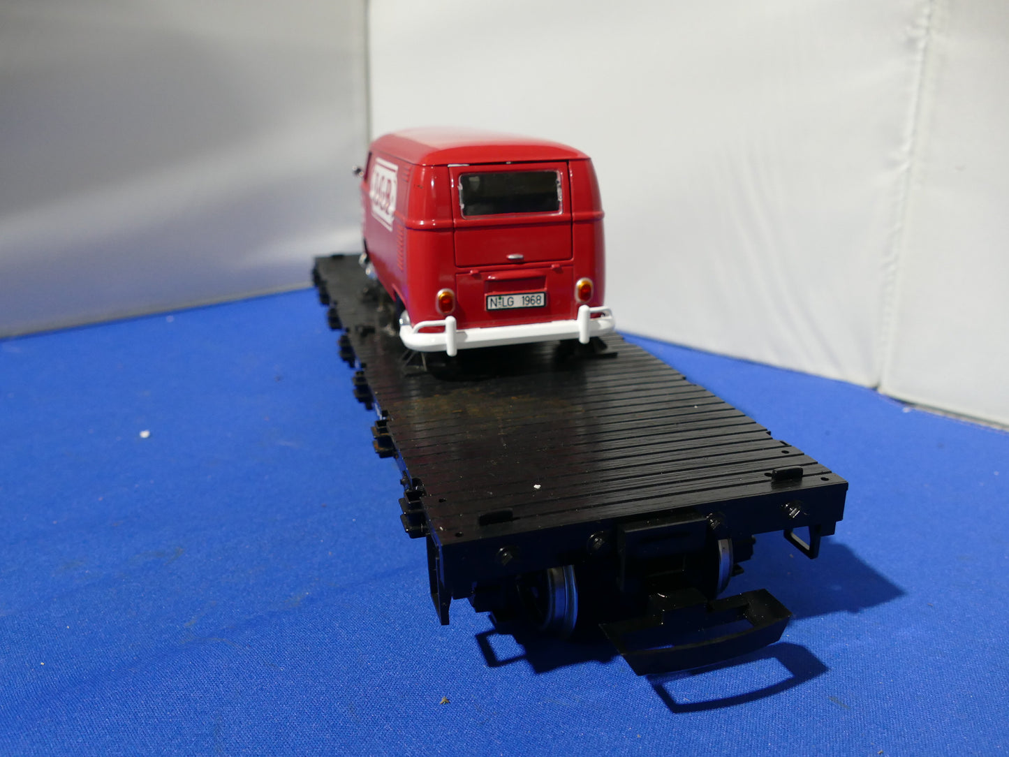 LGB 40597 Flat Wagon with LGB VW Van (used)