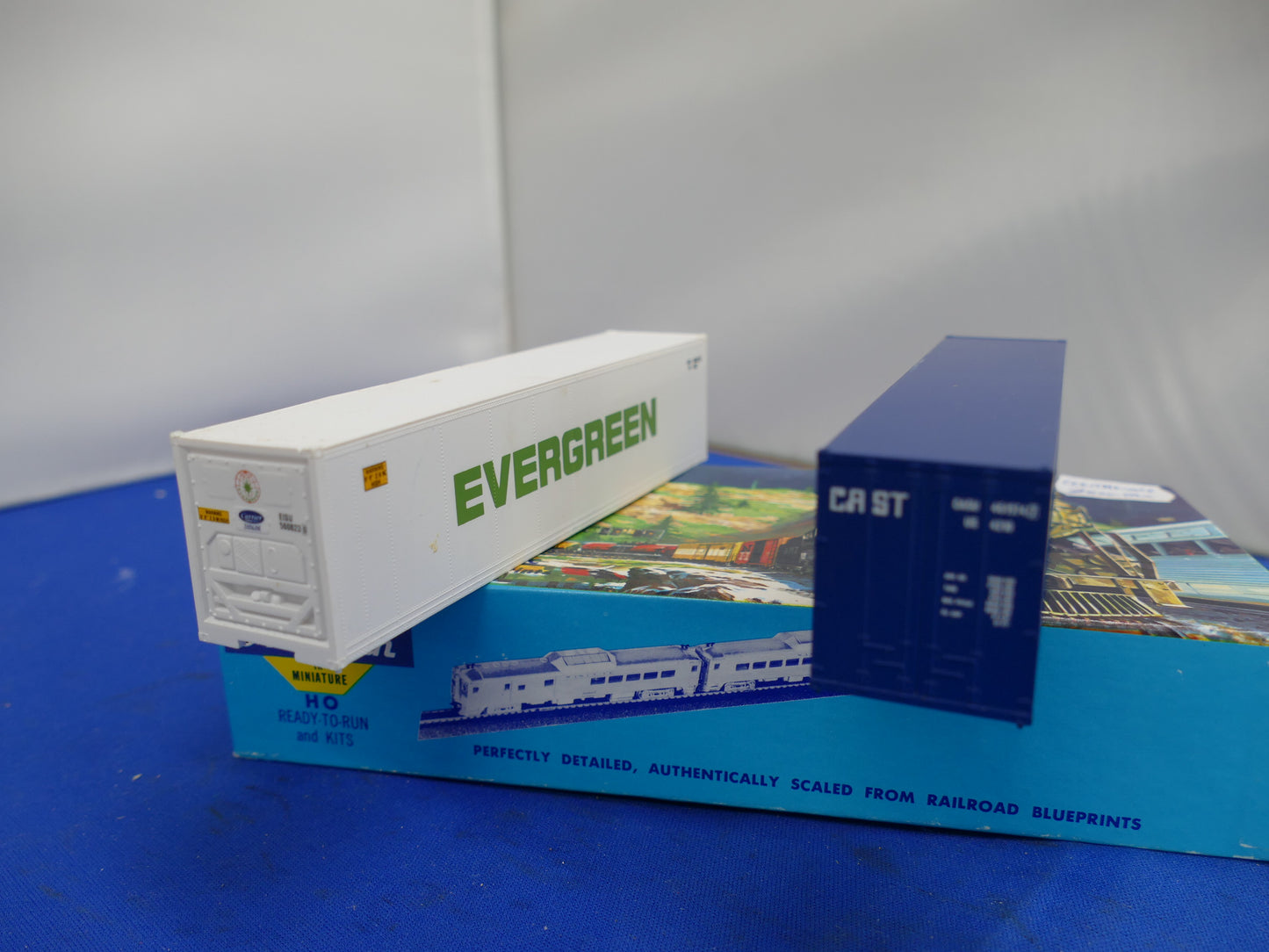 Athearn HO - #5747 Box of 2 Containers (used)