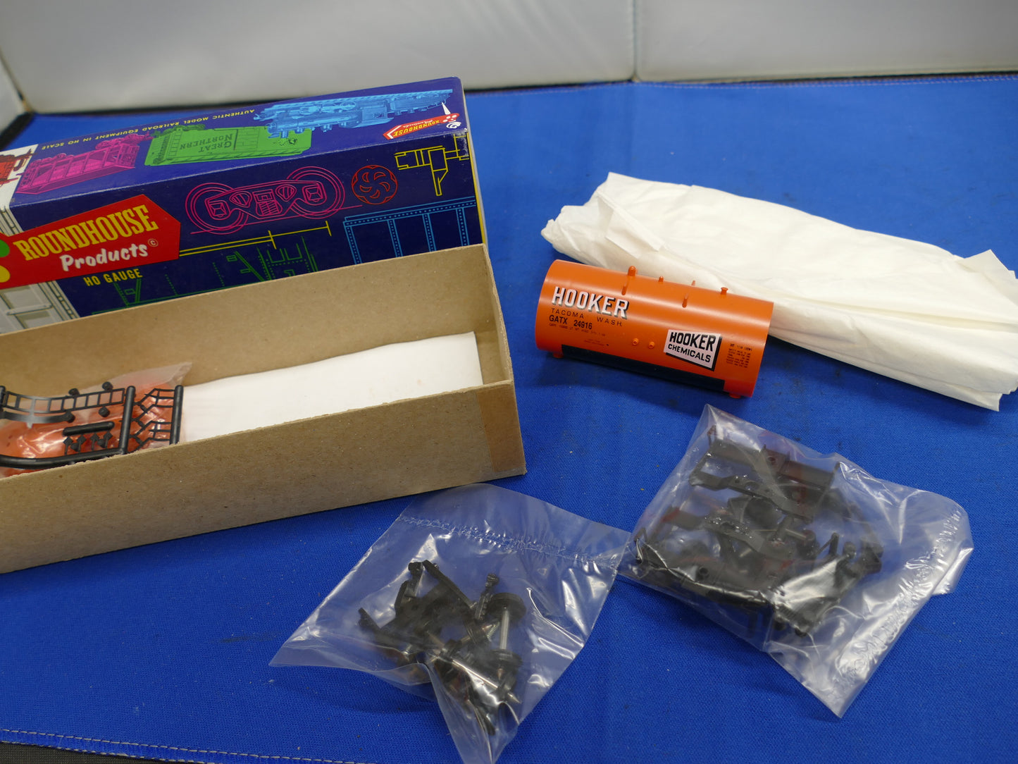 Athearn HO (Roundhouse)- Shorty Tank Car Kit (used)