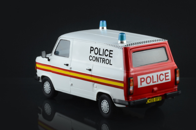 Italeri 1/24 Ford Transit UK Police - 3657