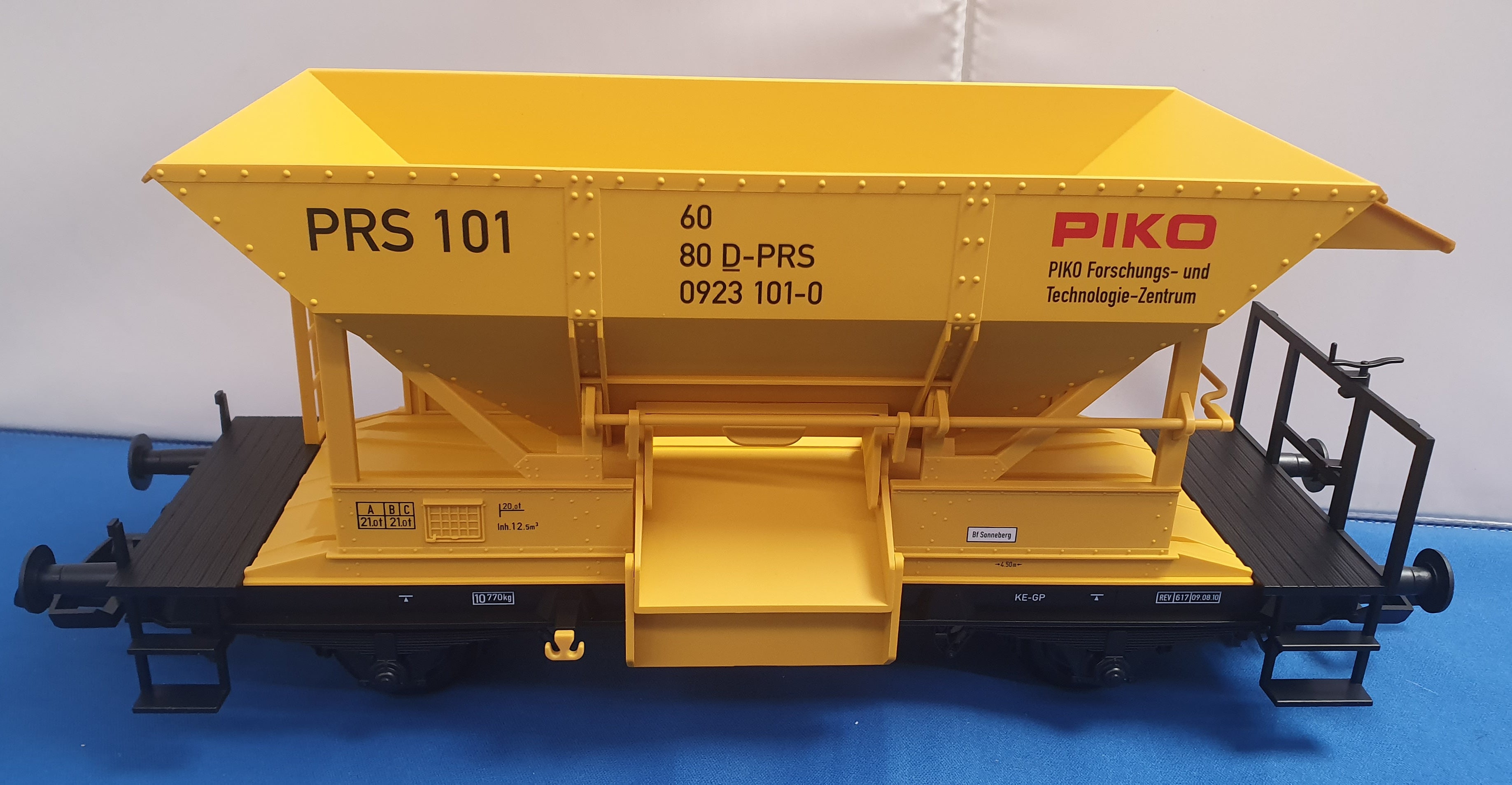 PIKO G Scale Self-Unloading Hopper. 37852 – Tony Green Steam Models