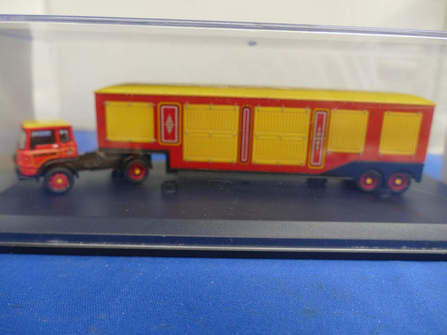 Hornby OO R7045 Bartellos Bedford Artic (Used)