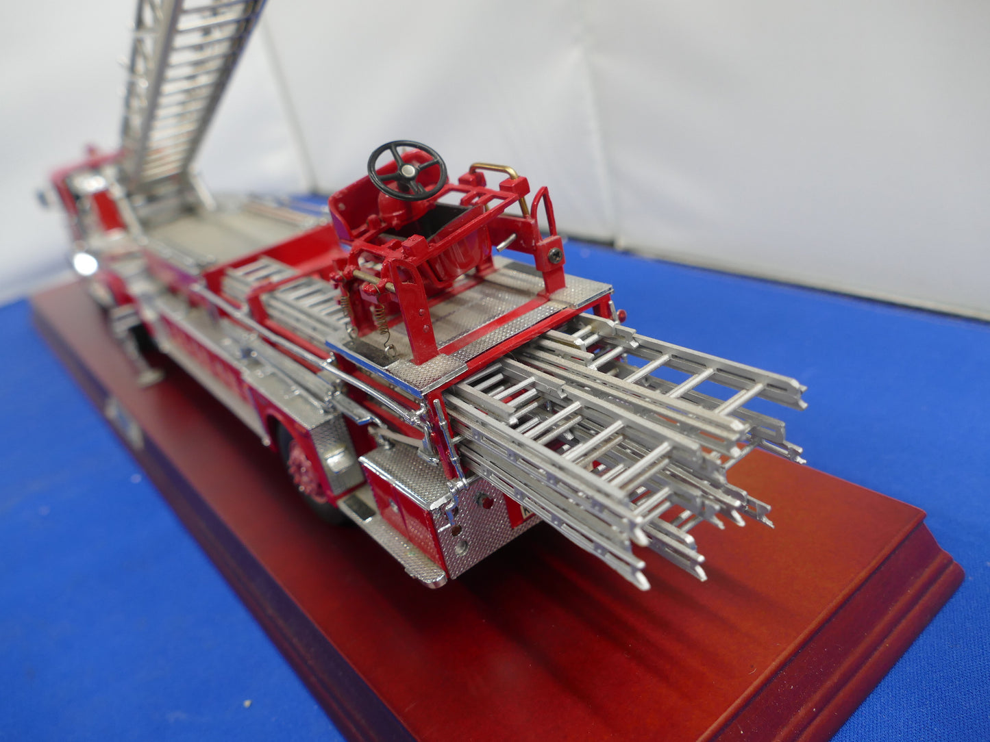 Franklin Mint - 1965 Seagrave Aerial Ladder Truck