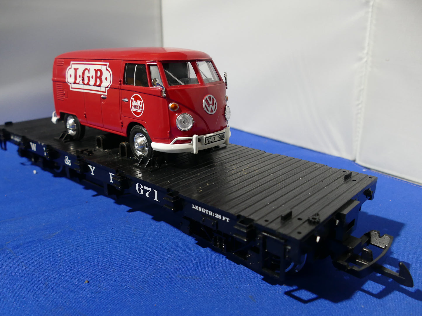 LGB 40597 Flat Wagon with LGB VW Van (used)