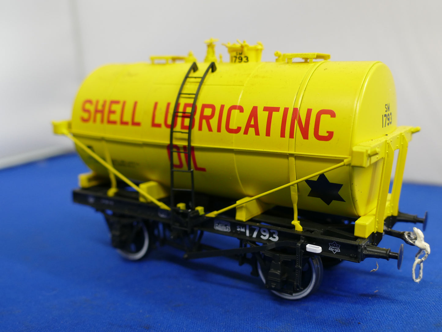 "O" Gauge Dapol Shell Oil Tanker (used)