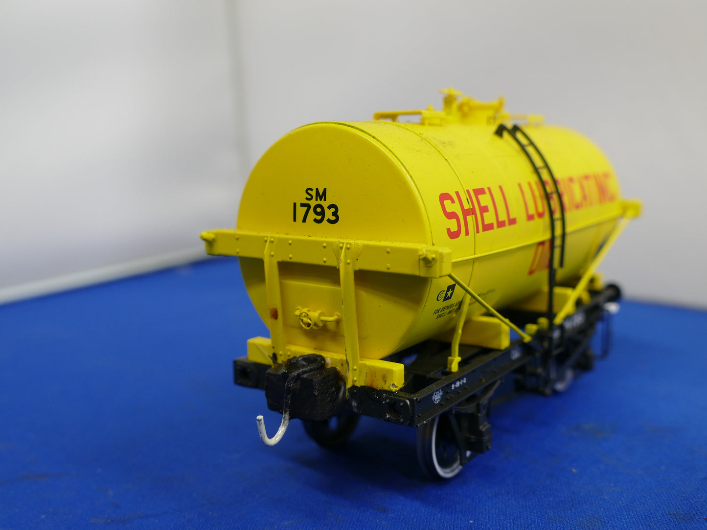 "O" Gauge Dapol Shell Oil Tanker (used)