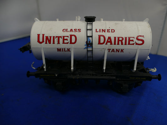 "O" Gauge United Dairies Tanker (used)