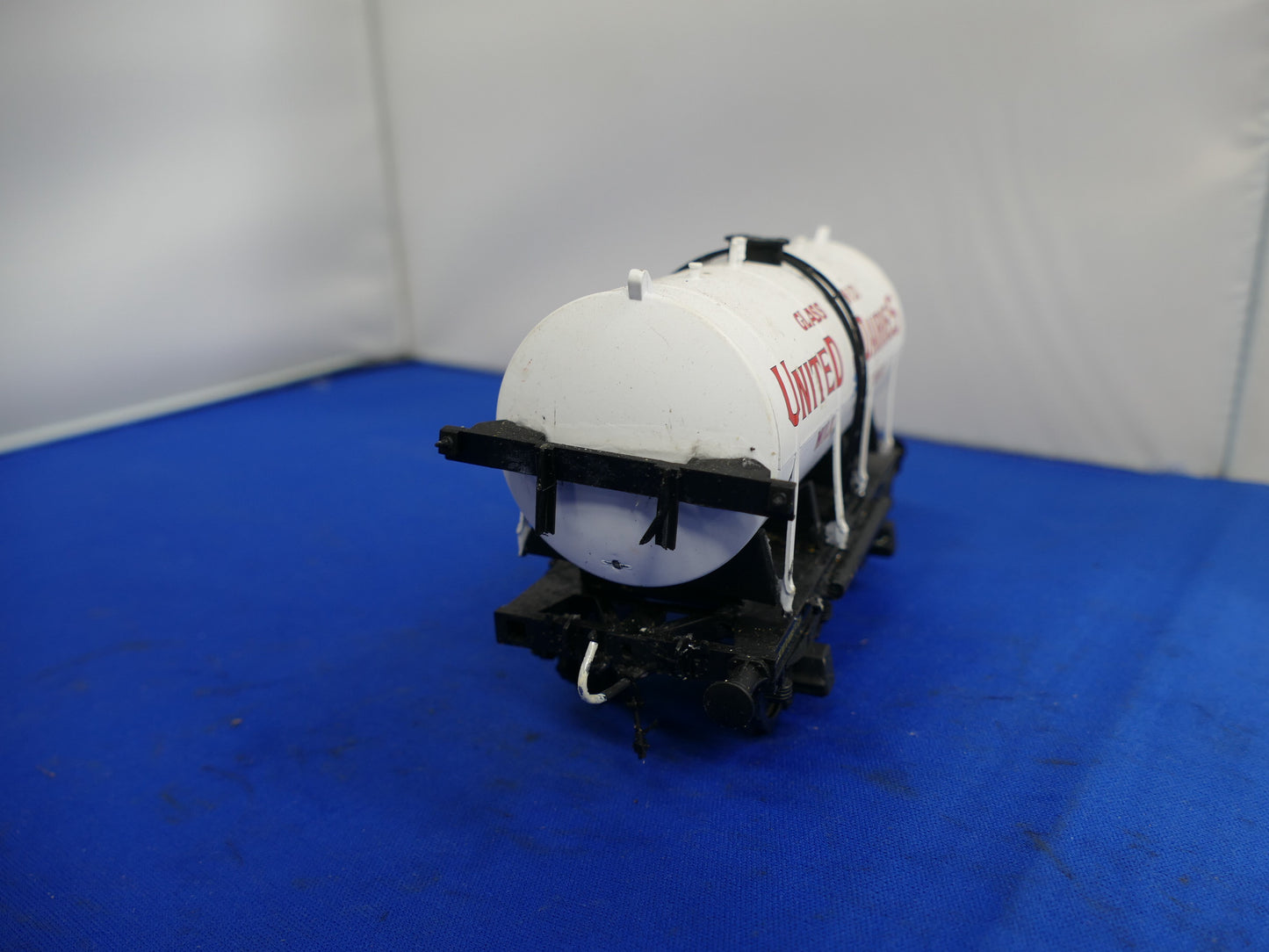 "O" Gauge United Dairies Tanker (used)
