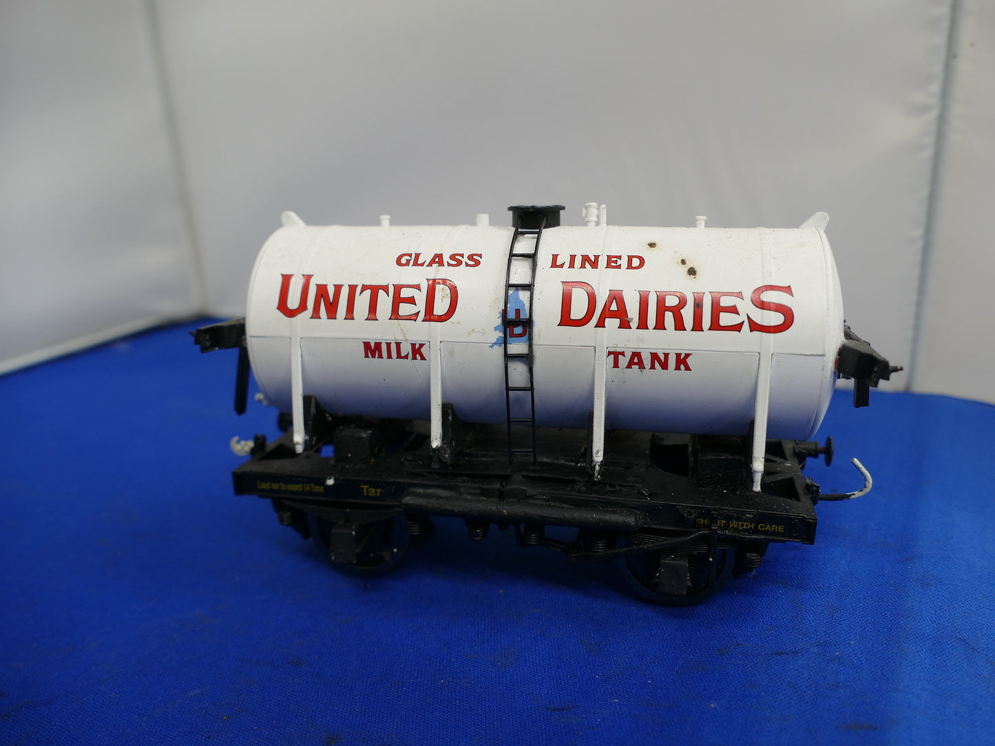 "O" Gauge United Dairies Tanker (used)