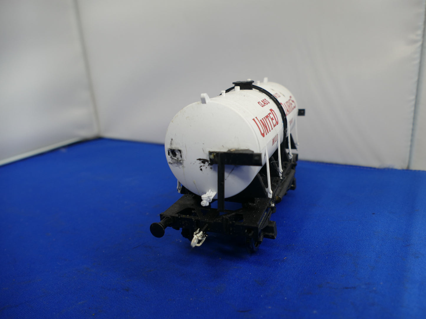 "O" Gauge United Dairies Tanker (used)