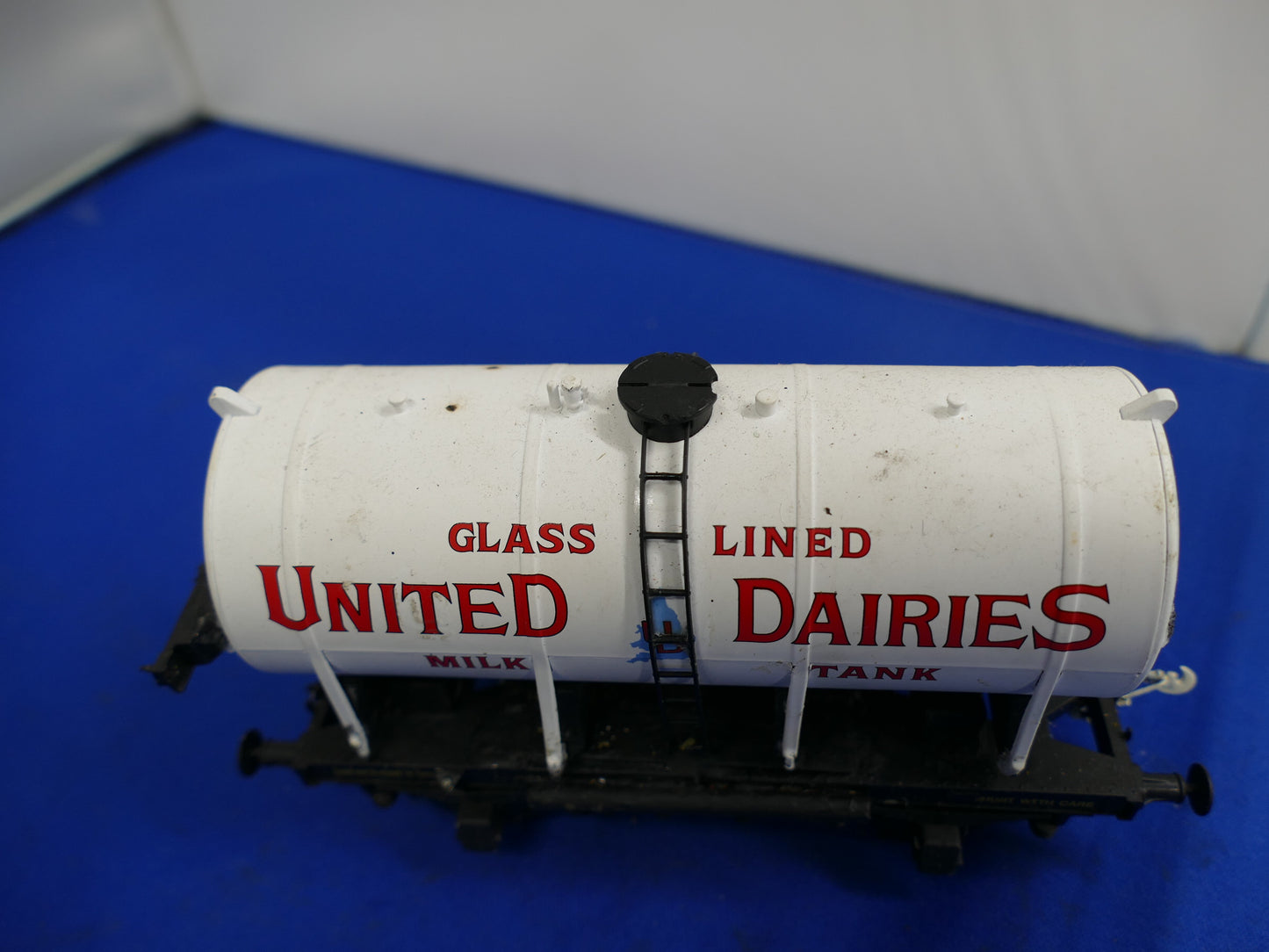 "O" Gauge United Dairies Tanker (used)