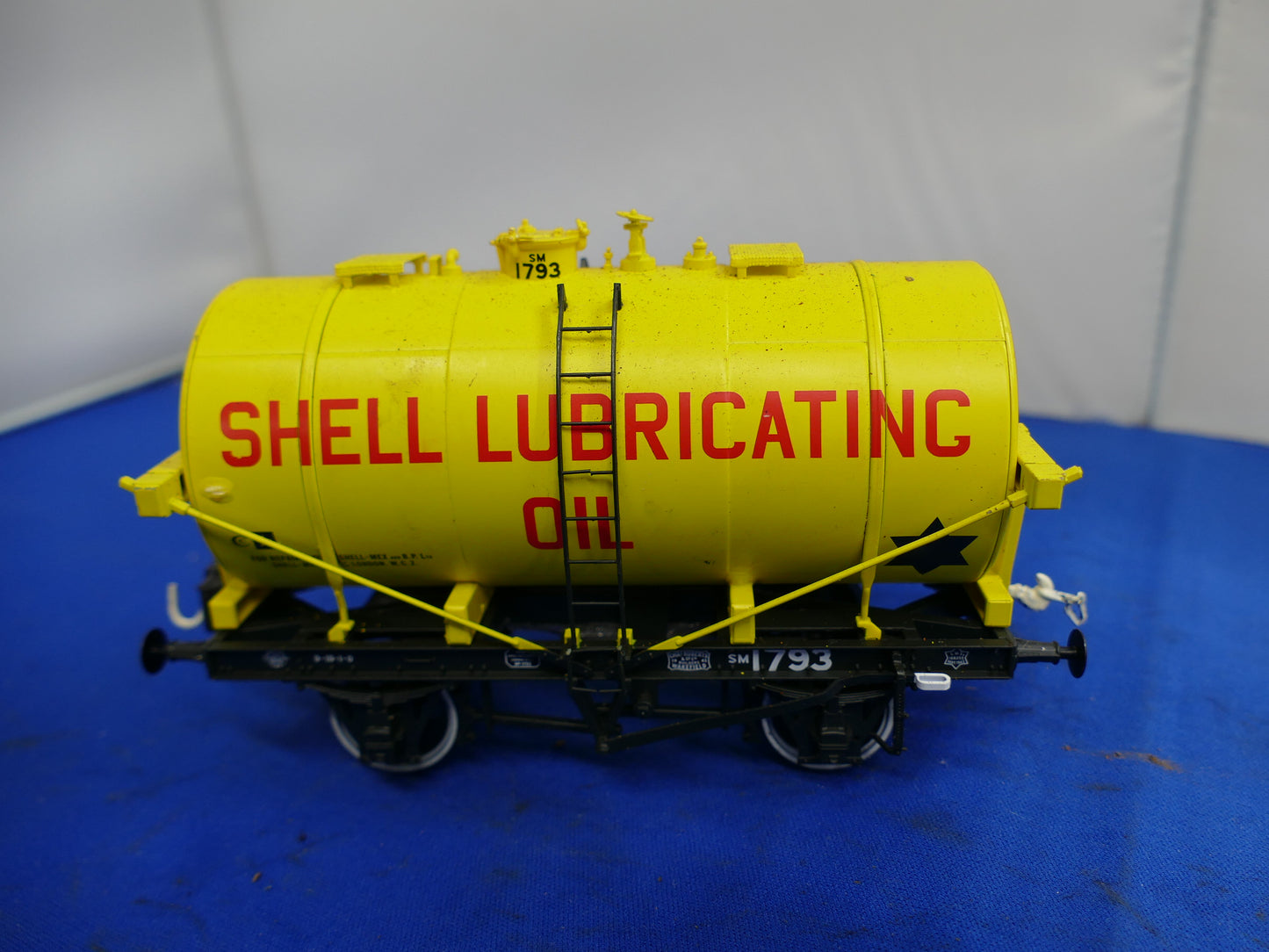 "O" Gauge Dapol Shell Oil Tanker (used)
