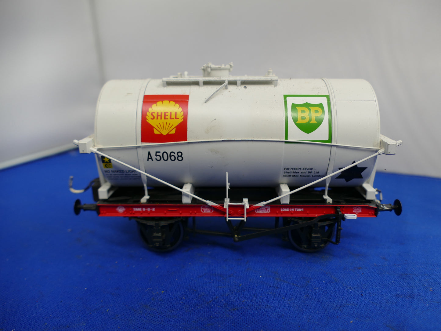 "O" Gauge Dapol "Sheel / BP" Tanker (used)