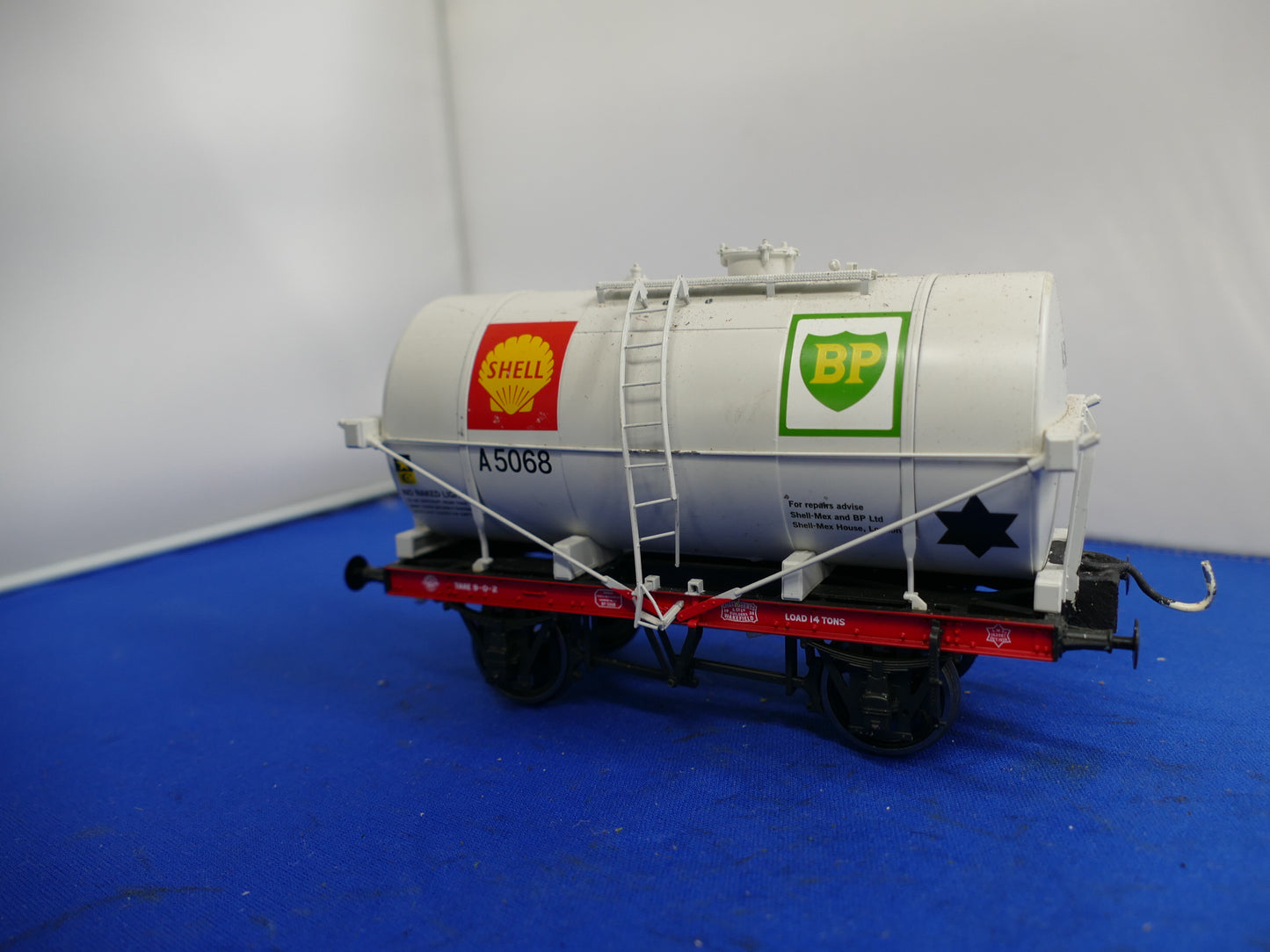 "O" Gauge Dapol "Sheel / BP" Tanker (used)