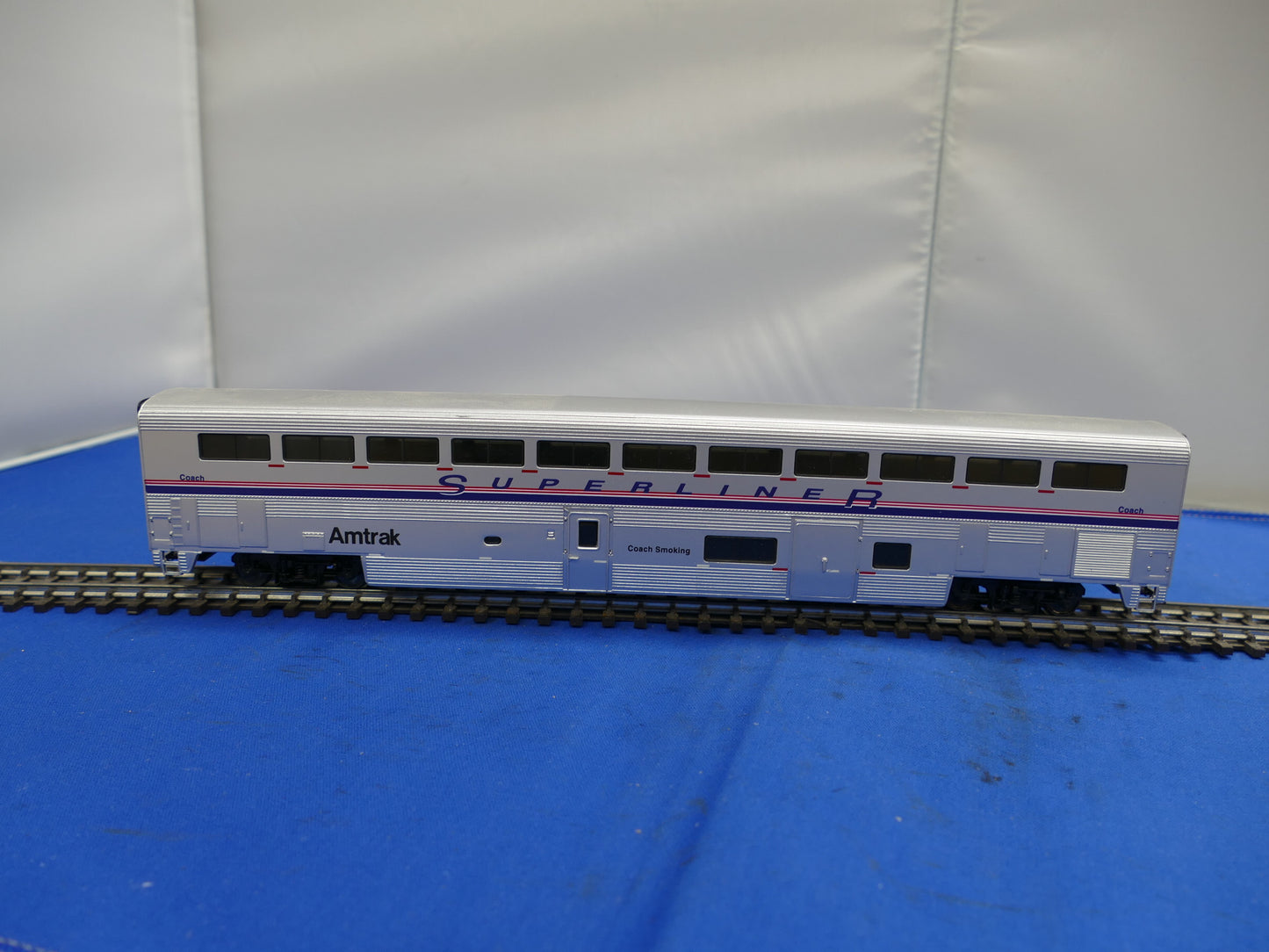 Walthers HO 85' Superliner Amtrak Smoking Coach (used)