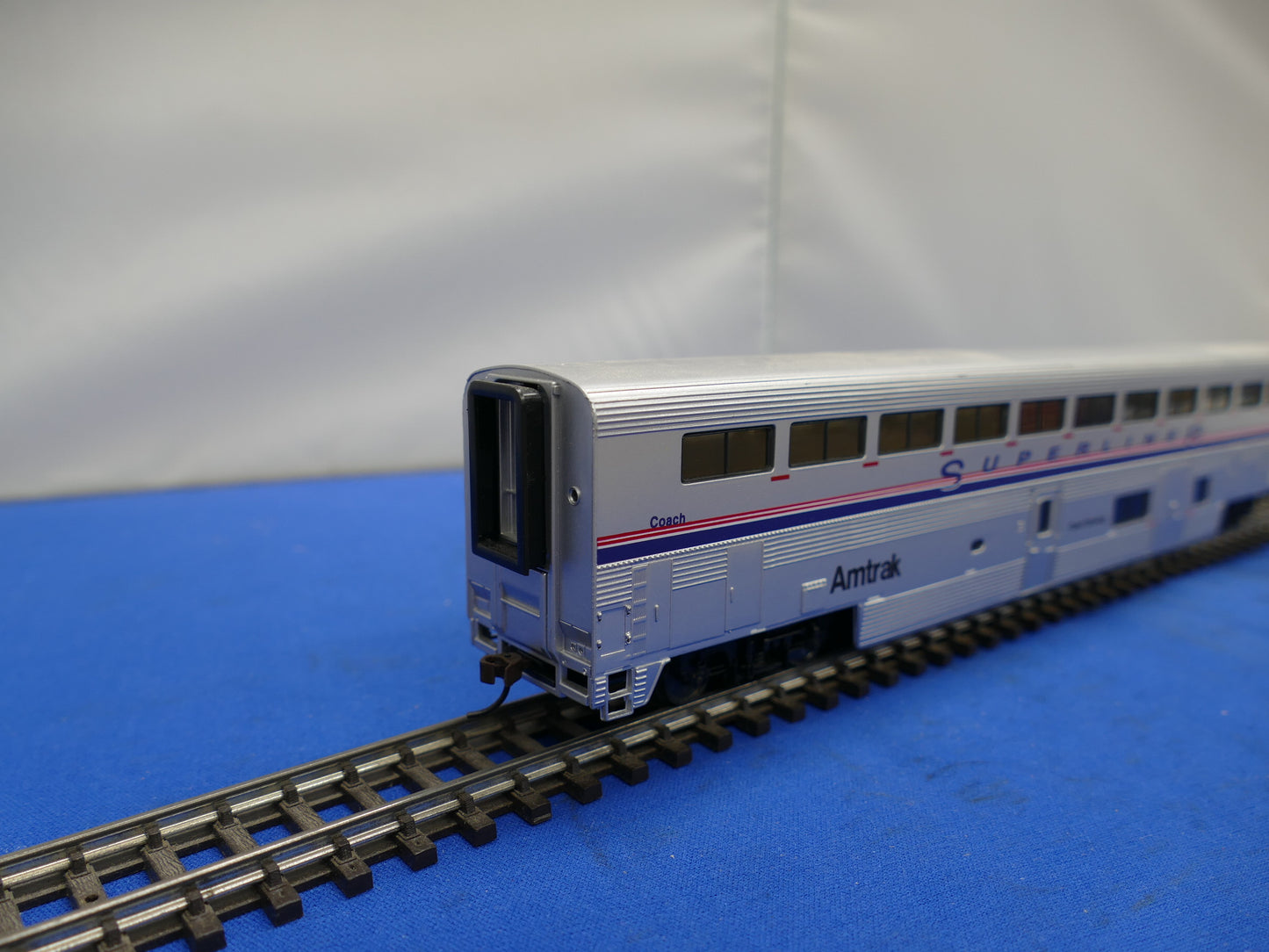 Walthers HO 85' Superliner Amtrak Smoking Coach (used)