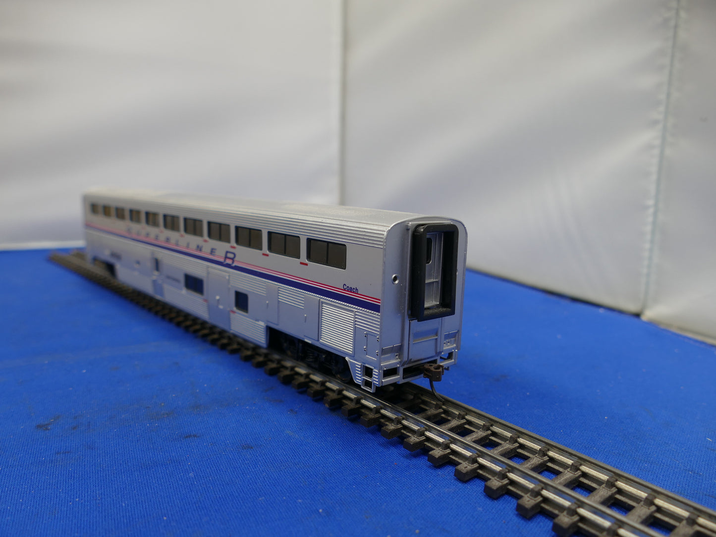Walthers HO 85' Superliner Amtrak Smoking Coach (used)