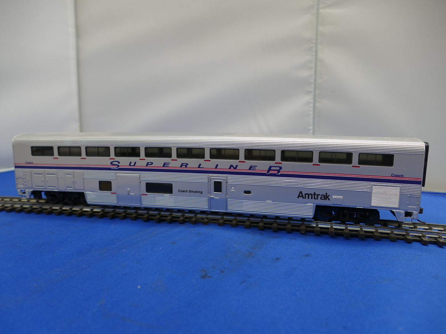 Walthers HO 85' Superliner Amtrak Smoking Coach (used)