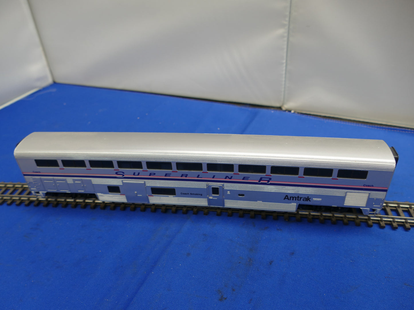 Walthers HO 85' Superliner Amtrak Smoking Coach (used)