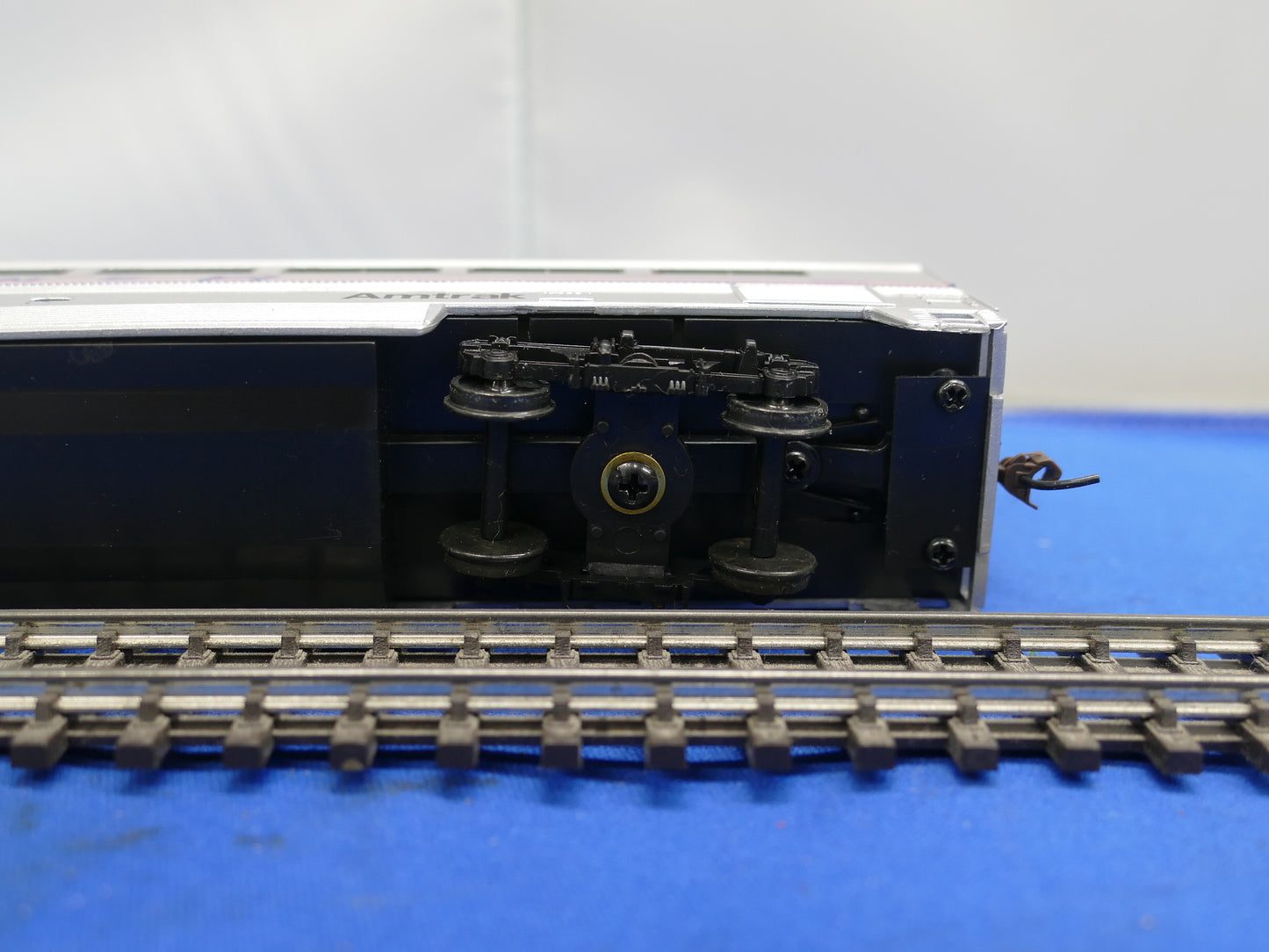 Walthers HO 85' Superliner Amtrak Smoking Coach (used)