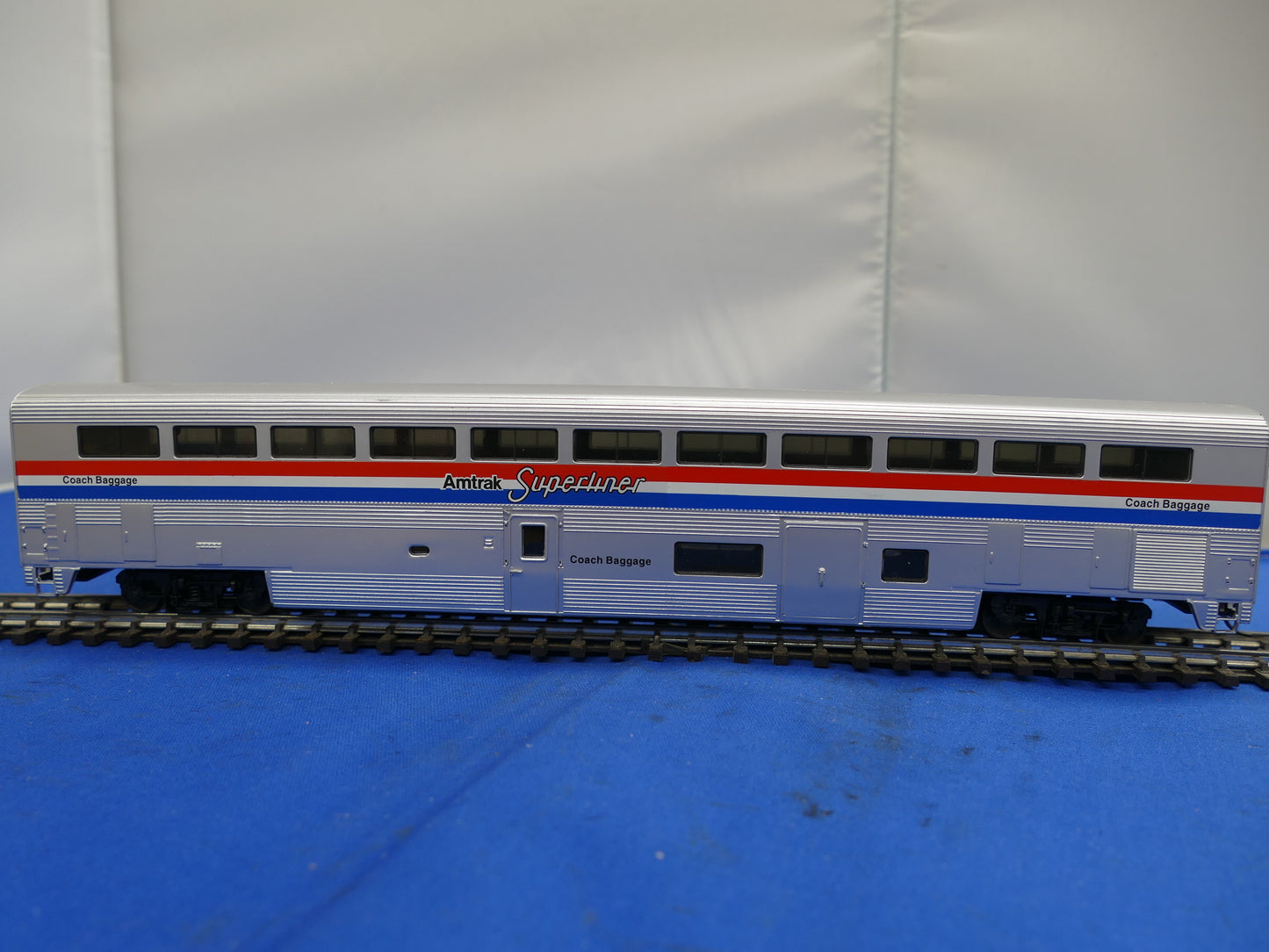 Walthers HO 85' Superliner Amtrak Baggage Coach (used)