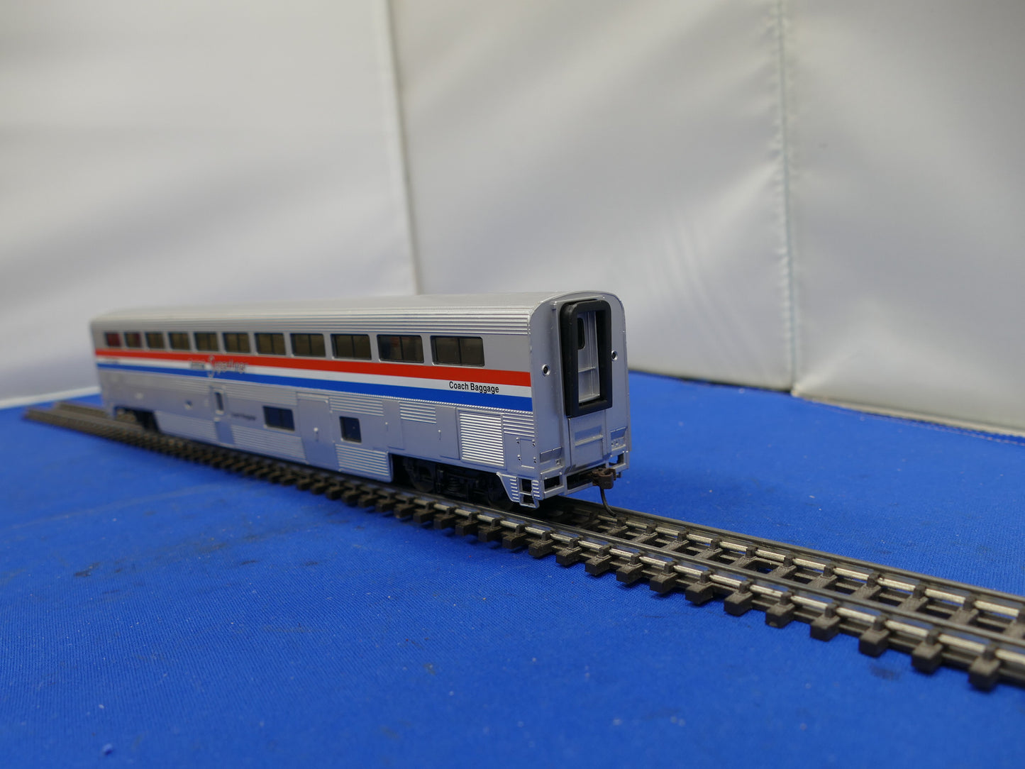 Walthers HO 85' Superliner Amtrak Baggage Coach (used)