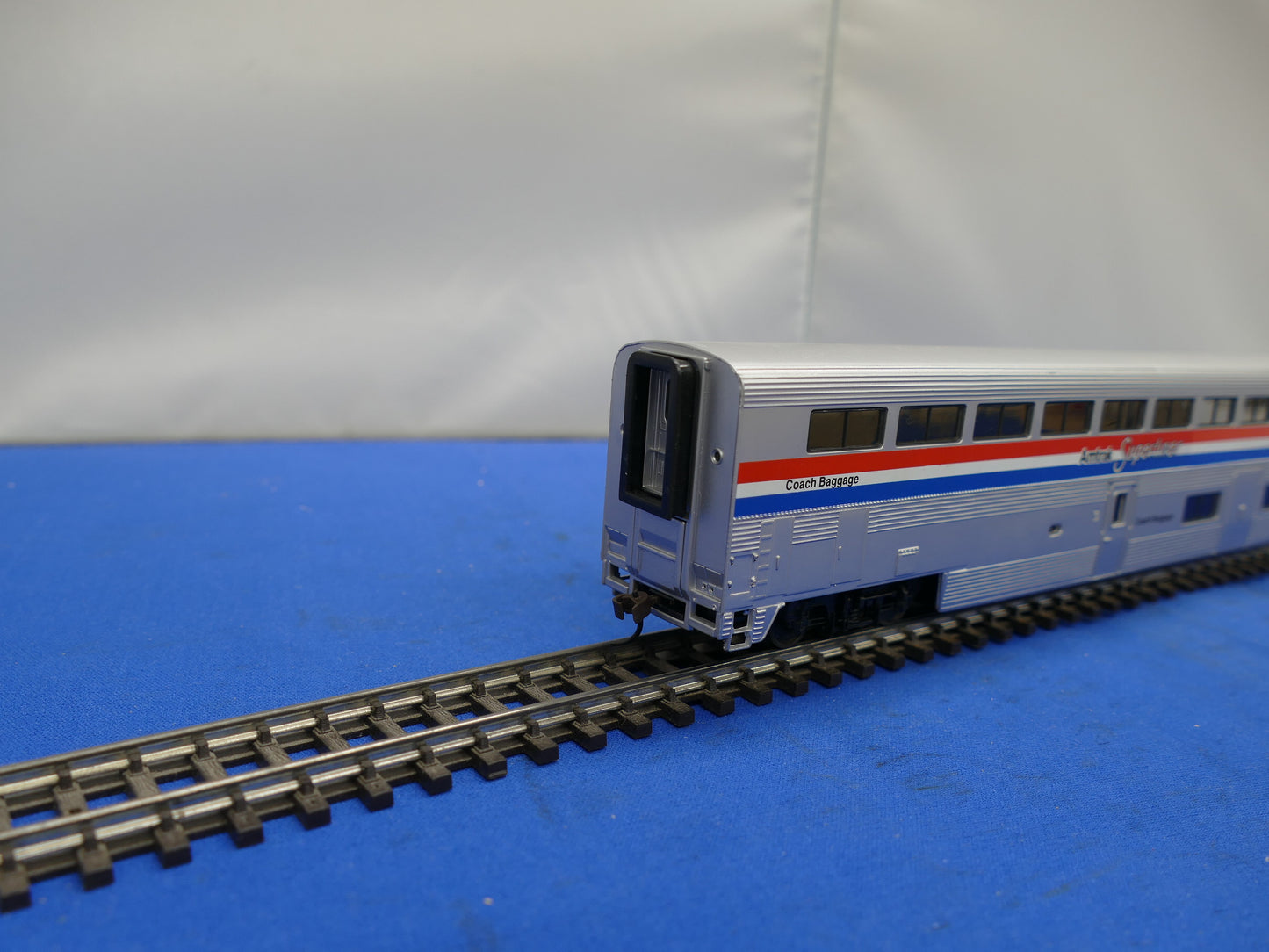 Walthers HO 85' Superliner Amtrak Baggage Coach (used)