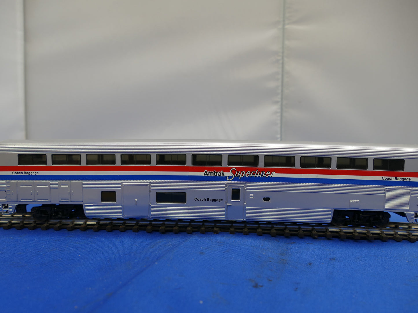Walthers HO 85' Superliner Amtrak Baggage Coach (used)
