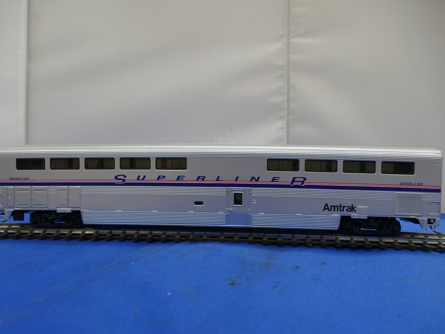 Walthers HO 85' Superliner Amtrak Dining Car (used)