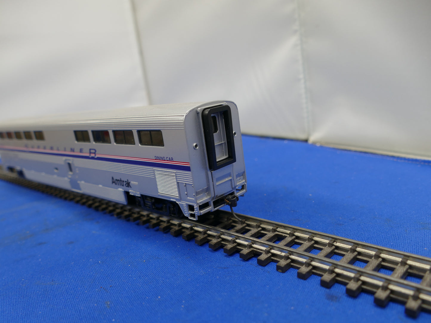 Walthers HO 85' Superliner Amtrak Dining Car (used)