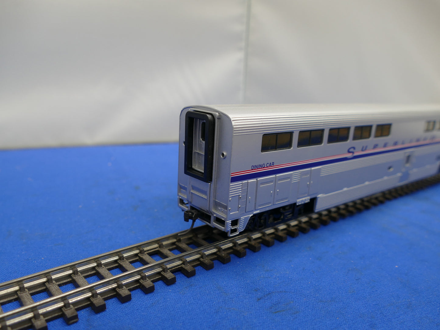 Walthers HO 85' Superliner Amtrak Dining Car (used)